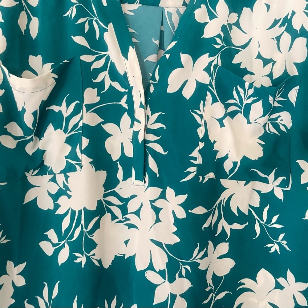 Torrid plus size Floral Teal and White/off white Women's Top Torrid size 6(6x) - Picture 2 of 8
